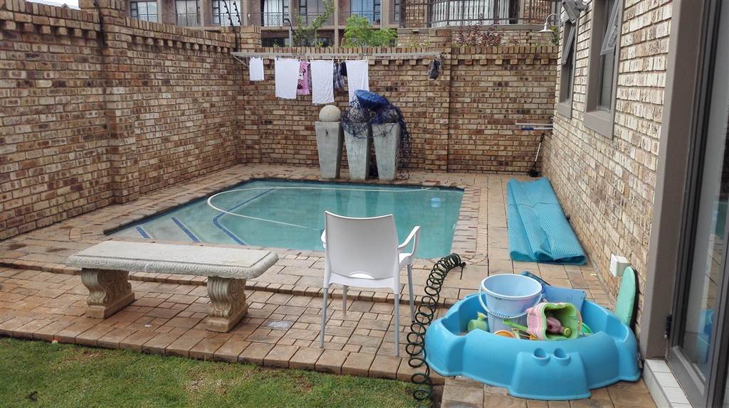 4 Bed Townhouse in Mooivallei Park photo number 5