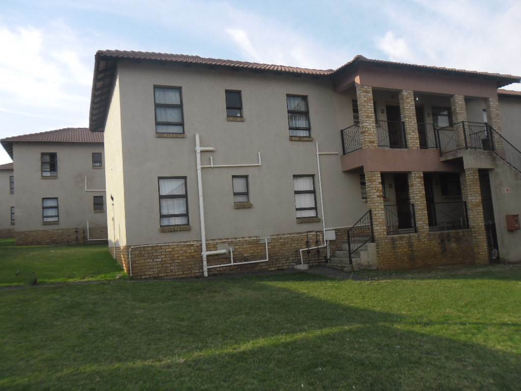 3 Bed Apartment in Grobler Park photo number 4