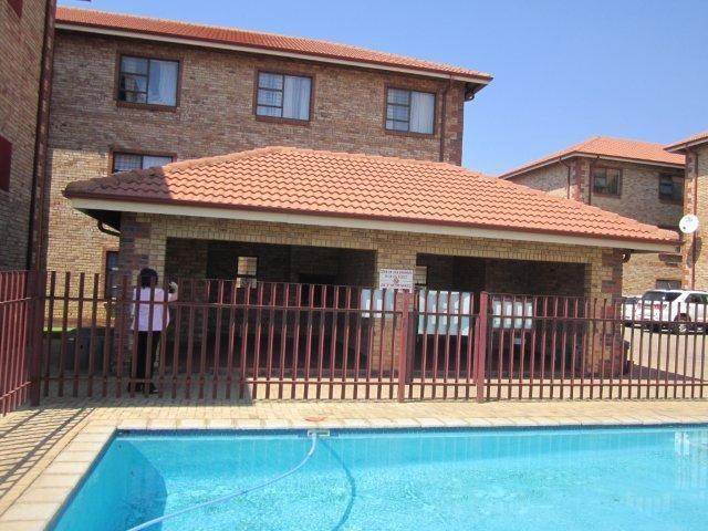 1 Bed Apartment in Potchefstroom Central photo number 11