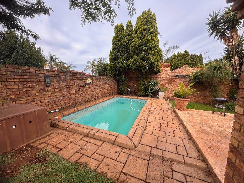 3 Bed Townhouse in Glen Marais photo number 19