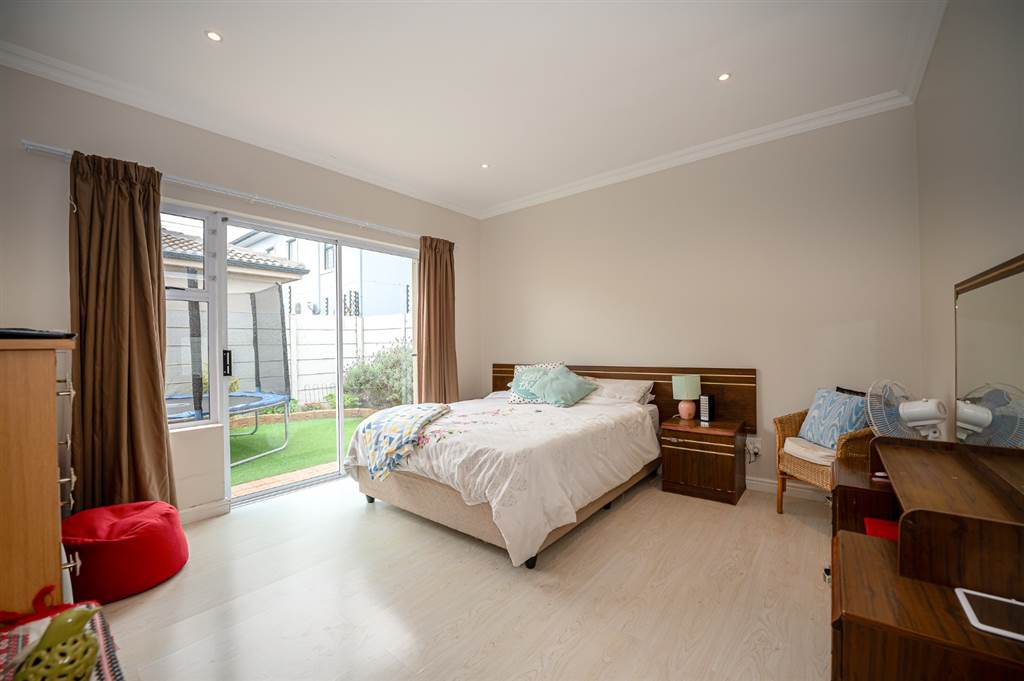 4 Bed House in Parklands North photo number 15