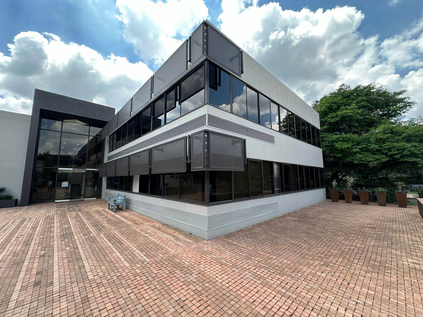 395  m² Commercial space in Woodmead photo number 1