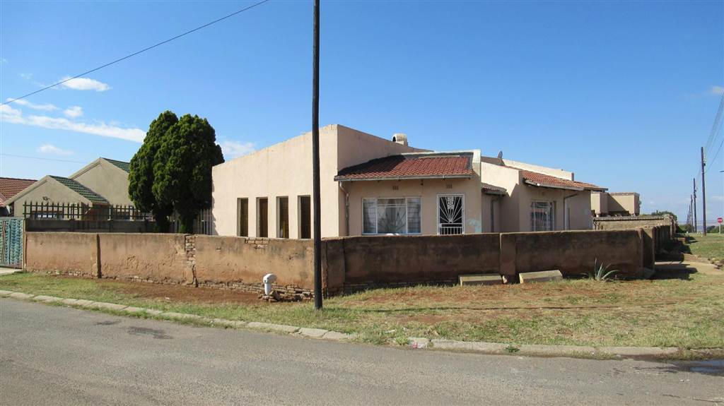 3 Bed House in Randfontein Central photo number 3