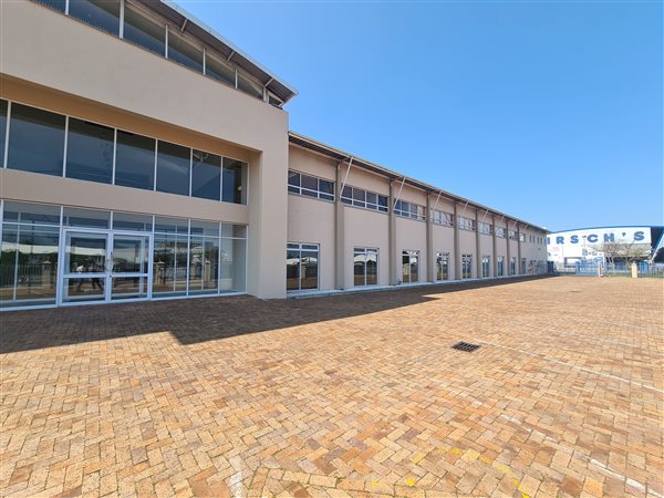 8 900  m² Commercial space