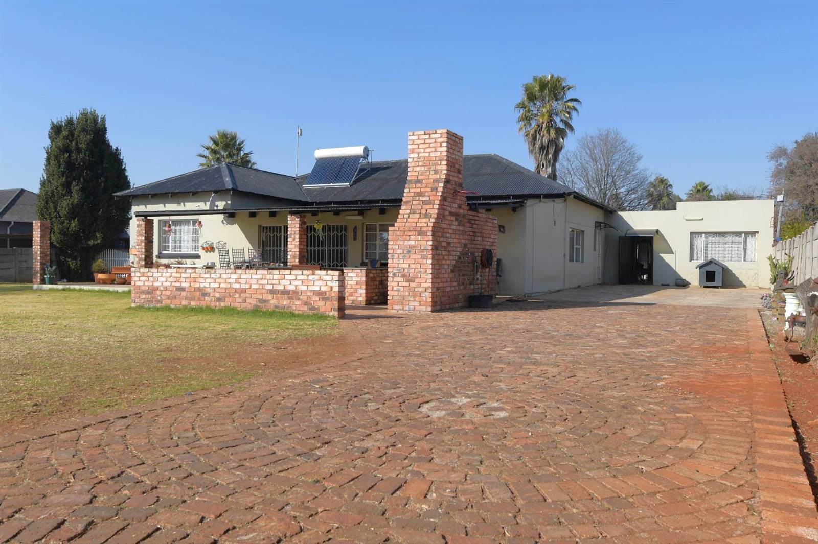 4 Bed House in Daggafontein photo number 2