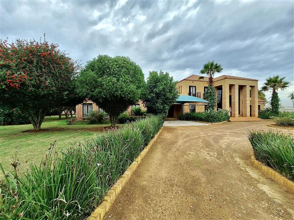 8 Bed House in Grootfontein Estate