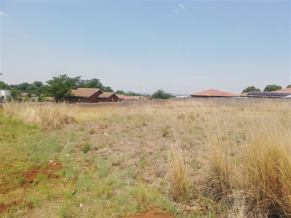 1 040 m² Land