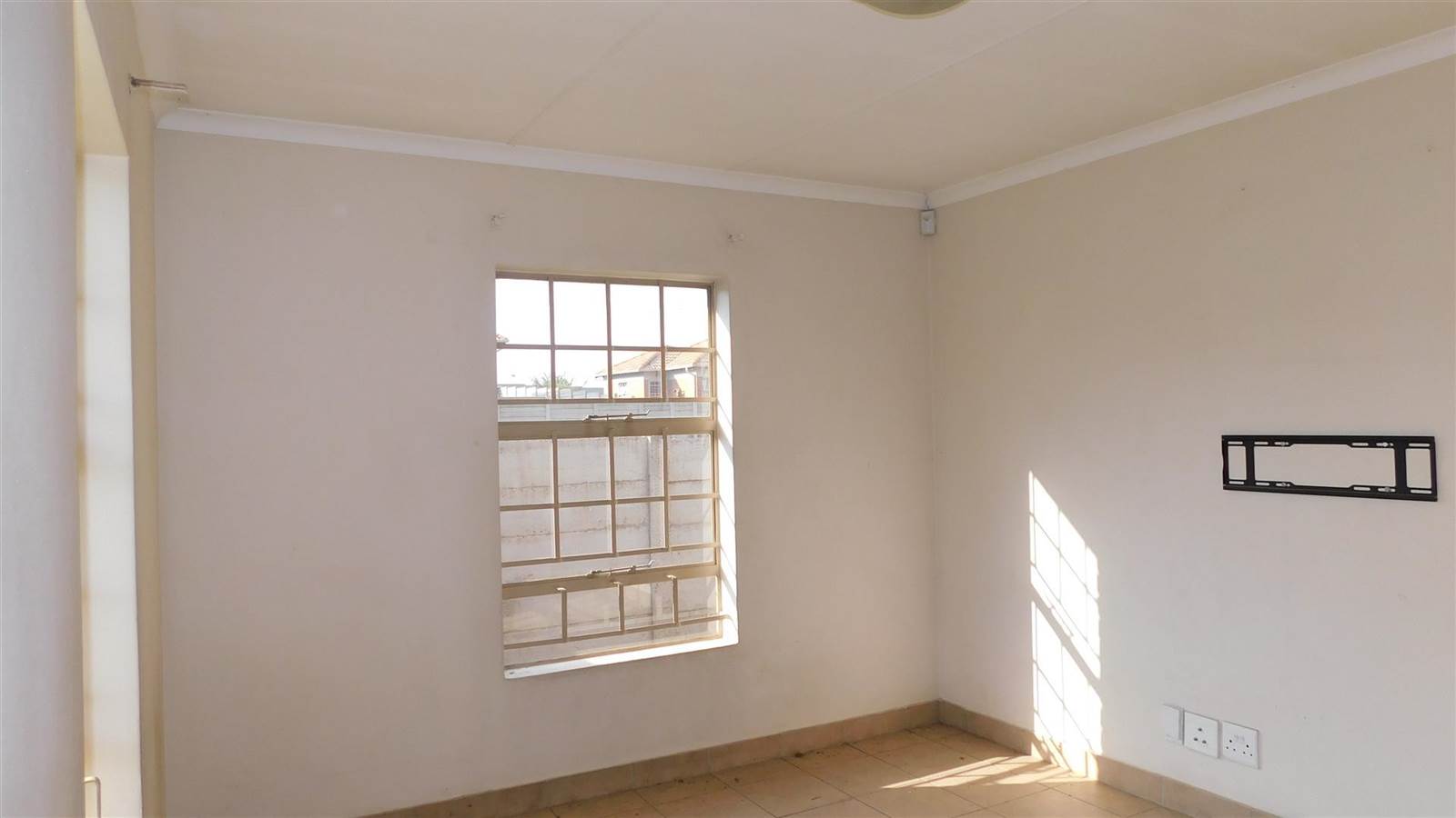 3 Bed House in Olievenhoutbosch photo number 8