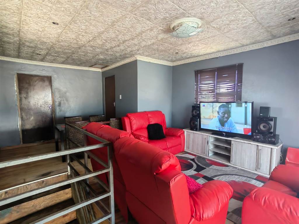 3 Bed House in Mfuleni photo number 4
