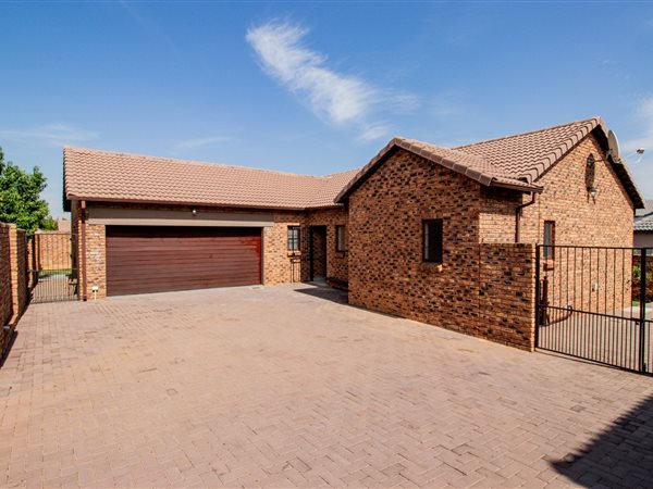 3 Bed Townhouse in Thatchfield
