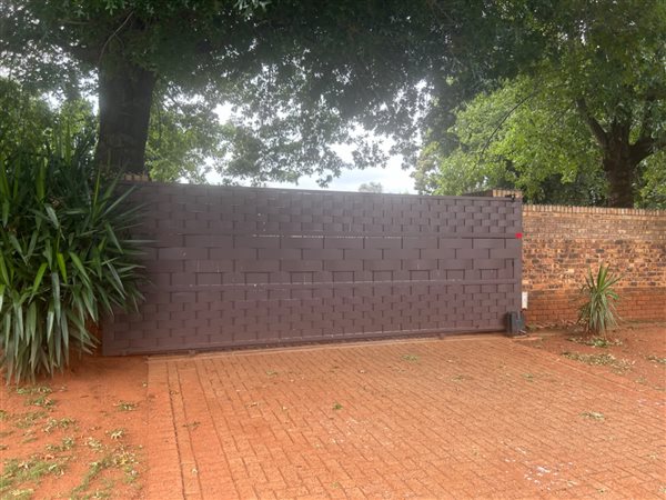 4 Bed House in Kanonkop