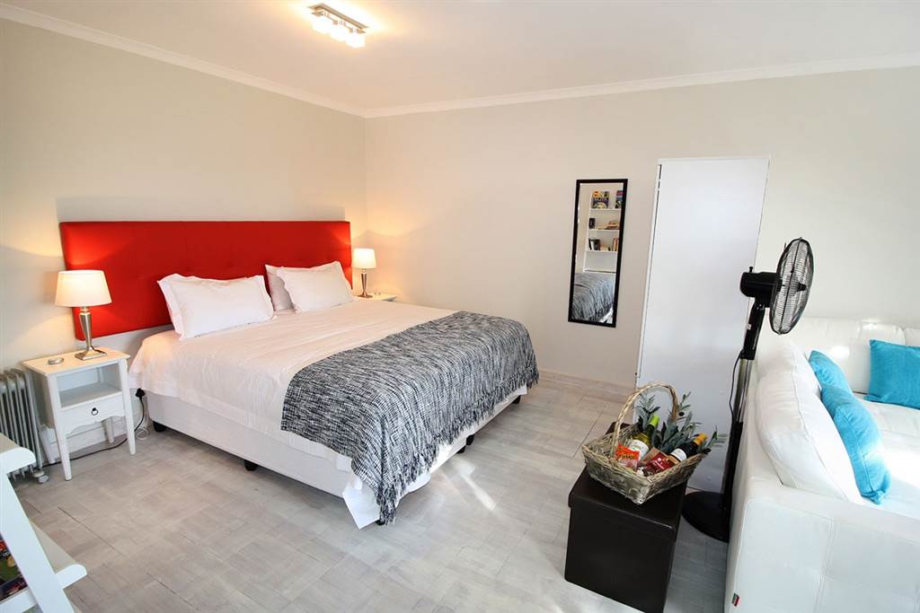 1 Bed Apartment in Camps Bay photo number 6