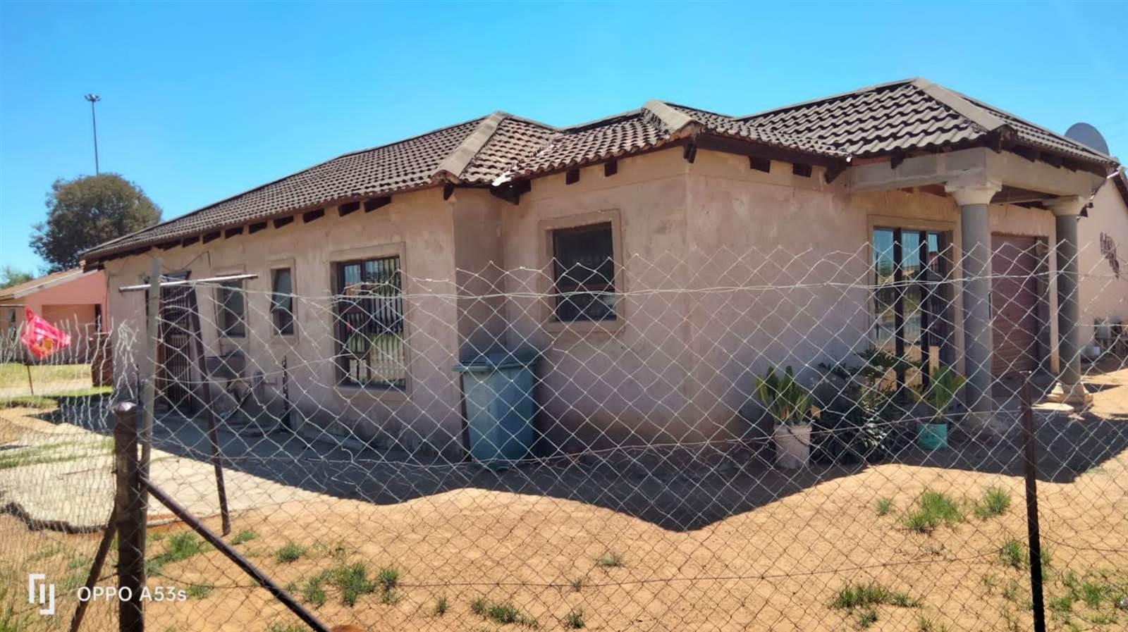 3 Bed House in Thabong photo number 4