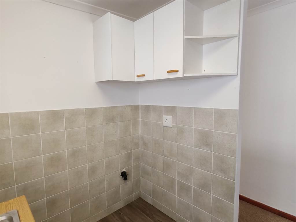 1 Bed Apartment in Fish Hoek photo number 9