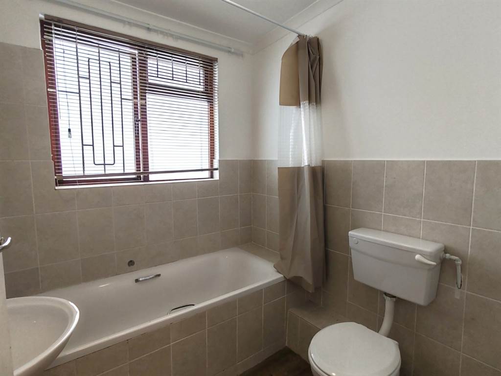 1 Bed Apartment in Fish Hoek photo number 16