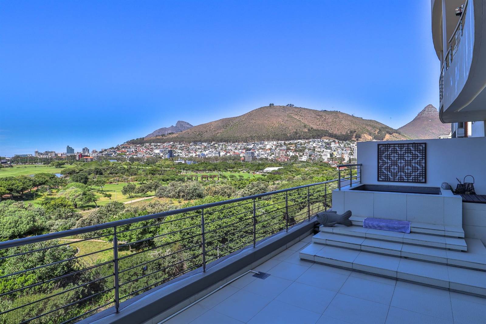 2 Bed Apartment in Mouille Point photo number 3