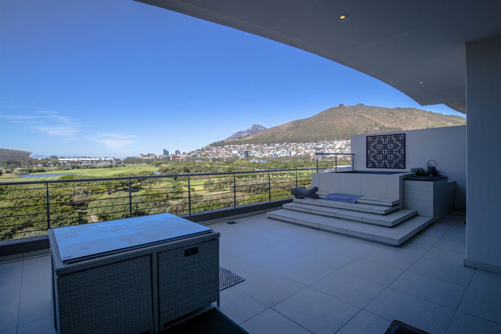 2 Bed Apartment in Mouille Point photo number 6