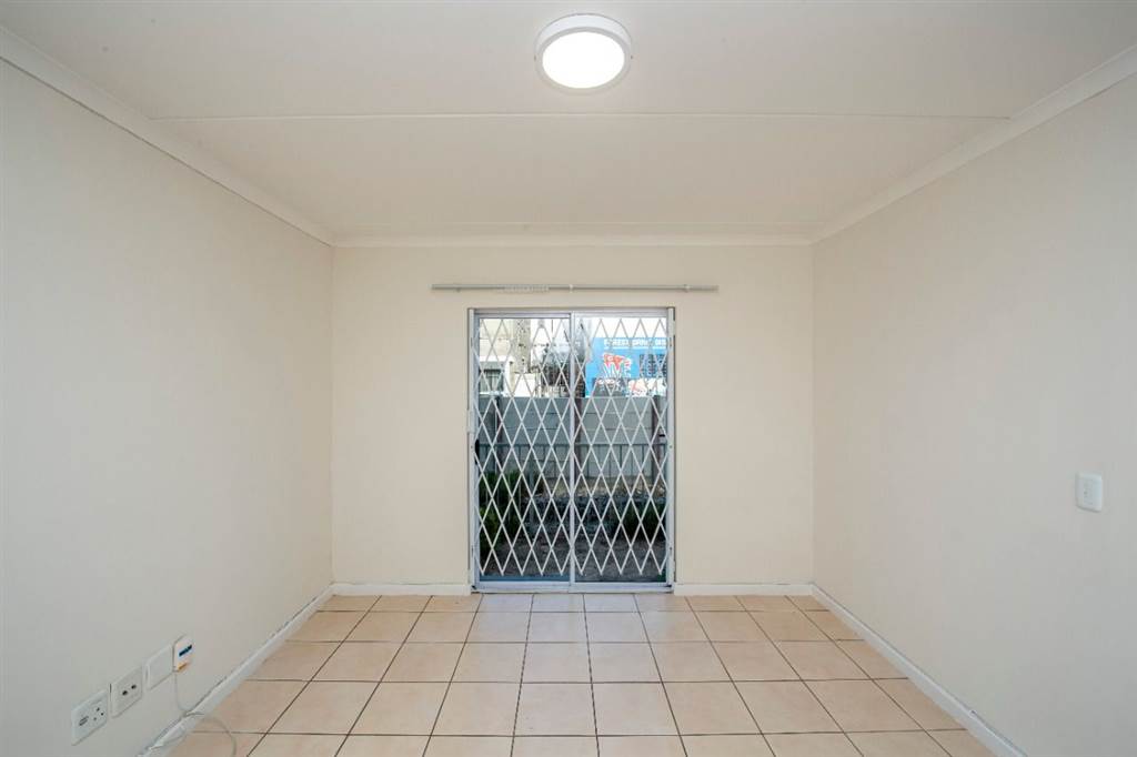 2 Bed Apartment in Eersterivier South photo number 2