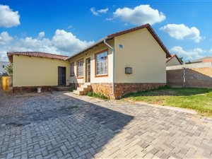 6 Bed House in Cosmo City
