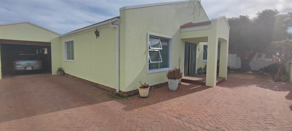 4 Bed House in Strandfontein photo number 6
