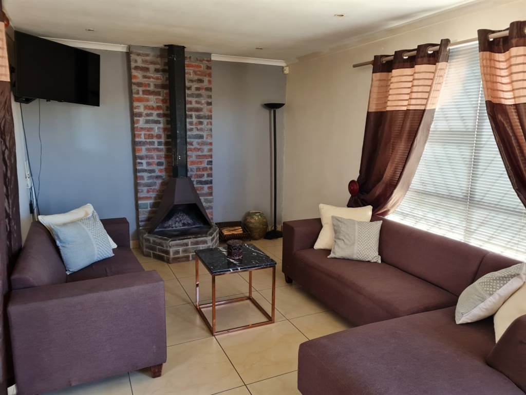 3 Bed House in Strandfontein photo number 4