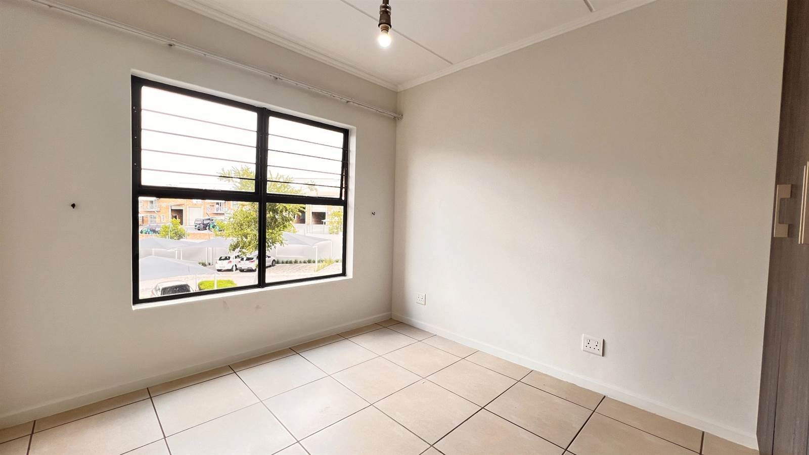 3 Bed Apartment in Olivedale photo number 9