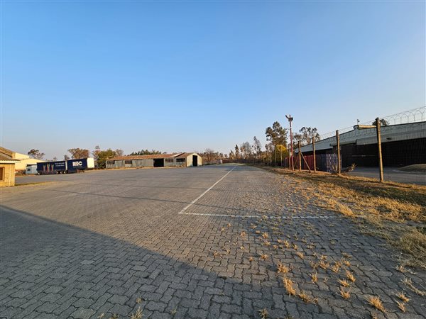 795  m² Commercial space