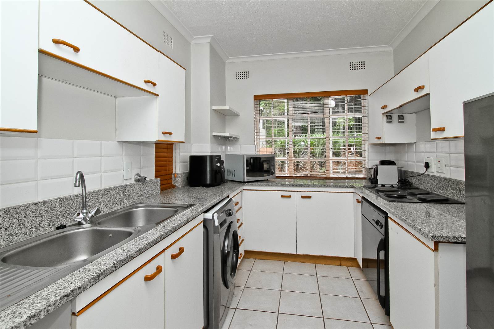 2 Bed Apartment in Atholl photo number 9