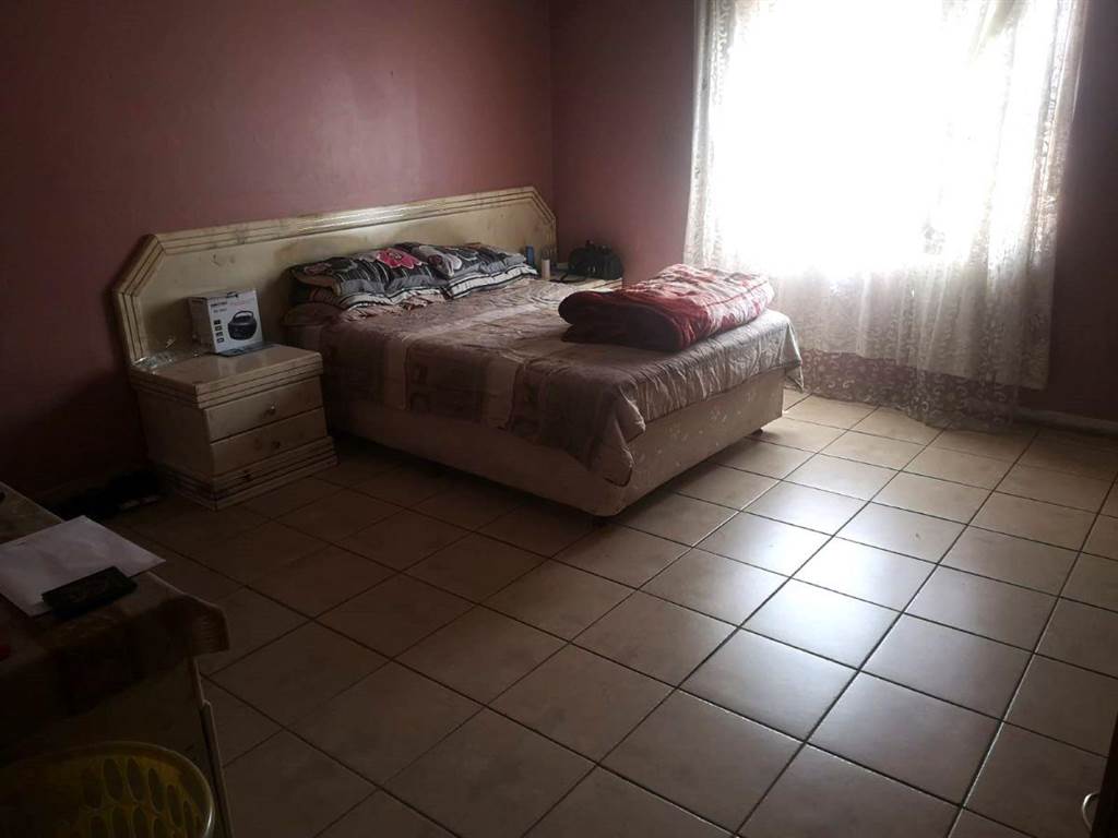 5 Bed House in Lenasia photo number 10