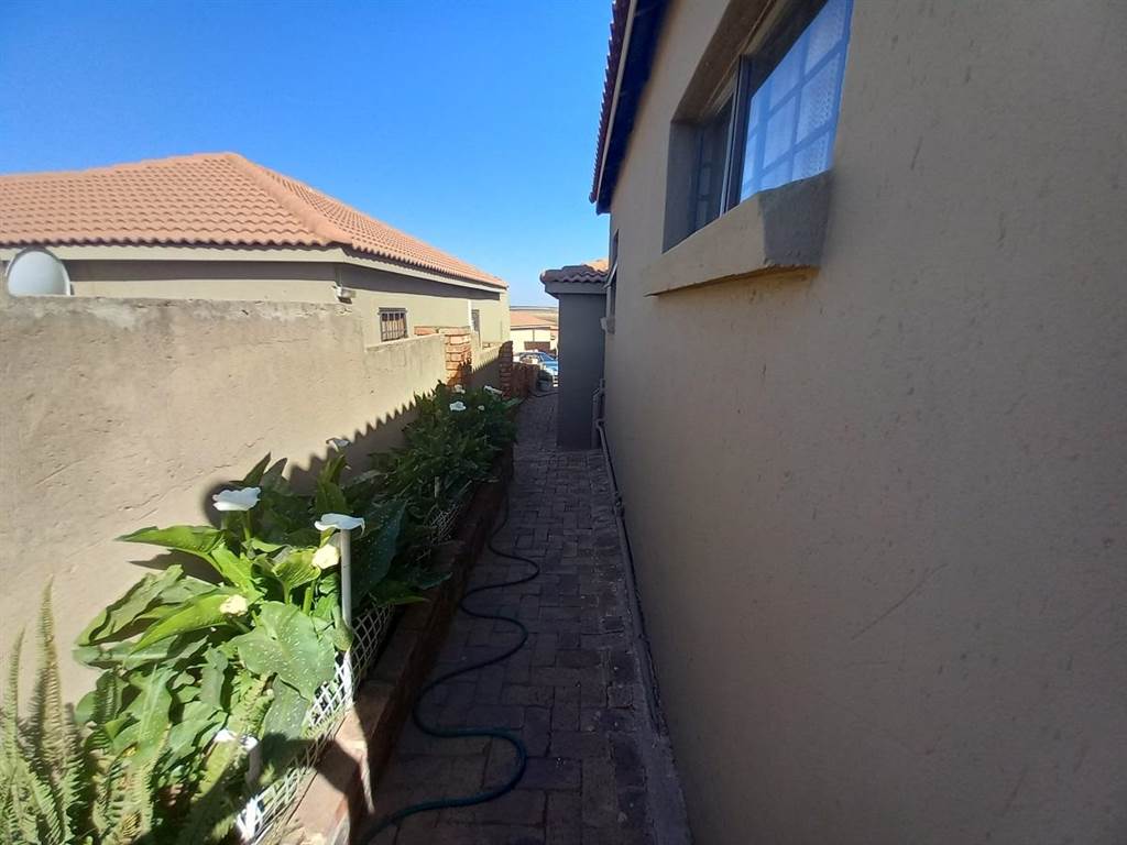 2 Bed House in Bronkhorstbaai photo number 17