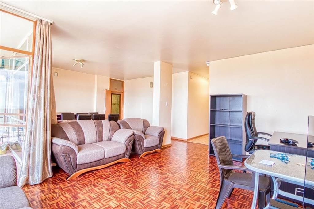 2 Bed Apartment in Parktown photo number 8