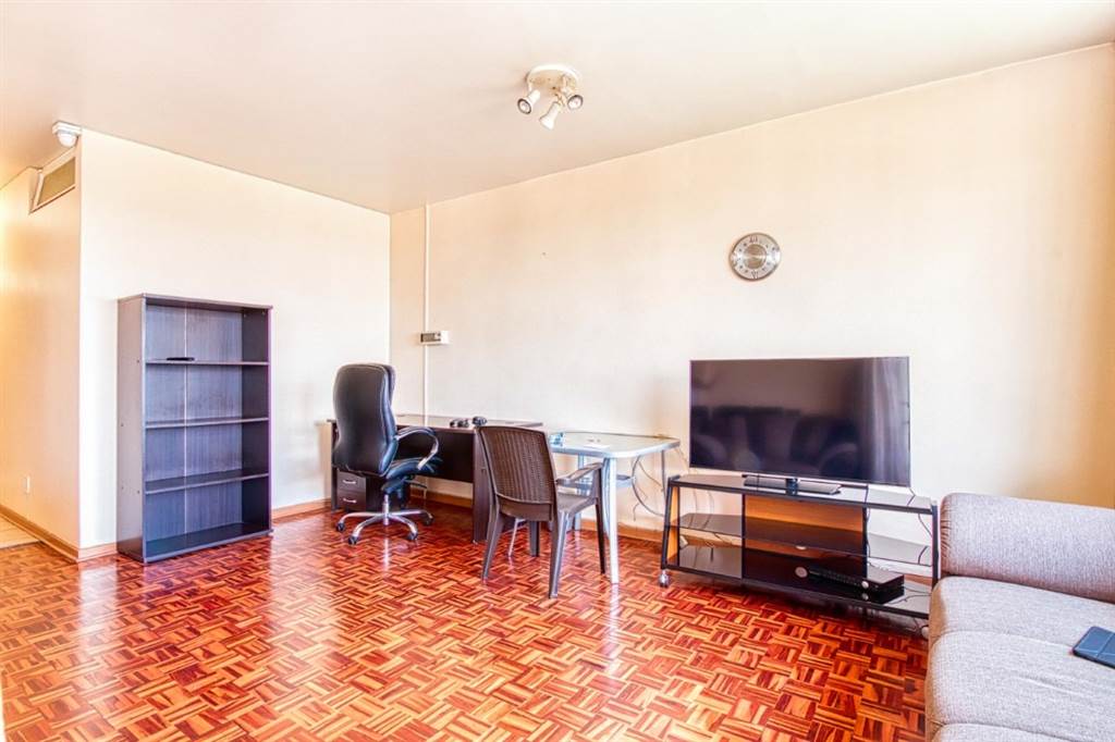 2 Bed Apartment in Parktown photo number 15