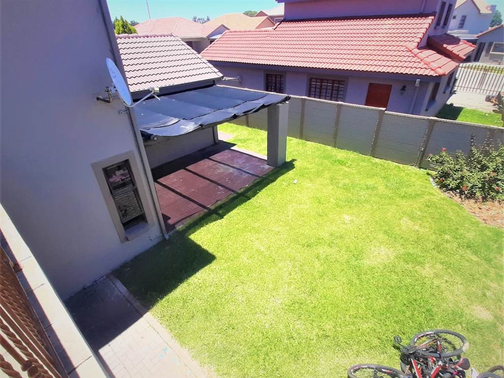 4 Bed House in Waterkloof photo number 28