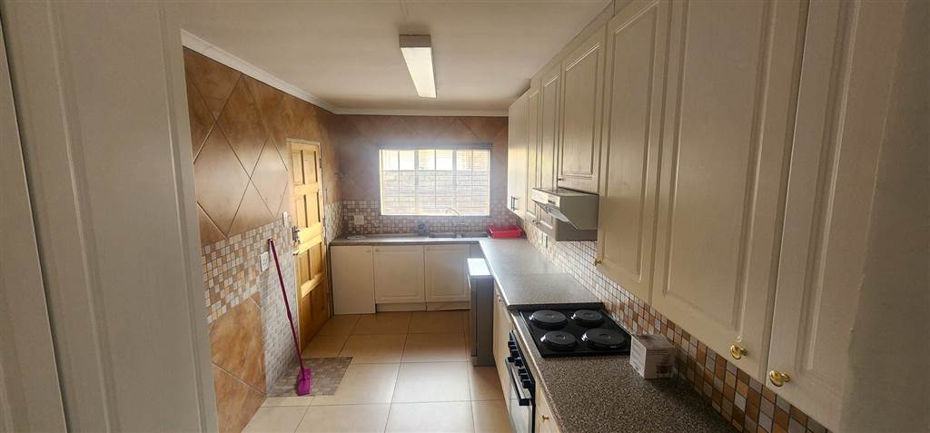 3 Bed Townhouse in Amberfield photo number 8