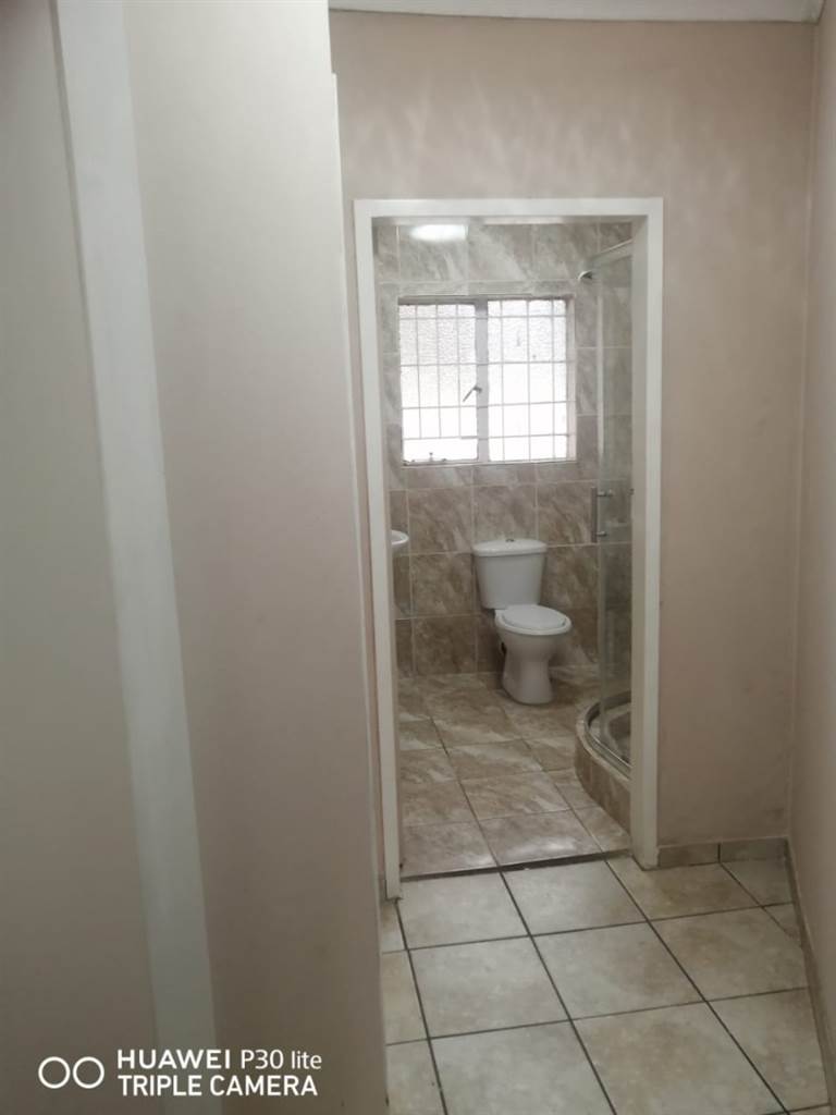 2 Bed Apartment in Bronkhorstspruit photo number 12