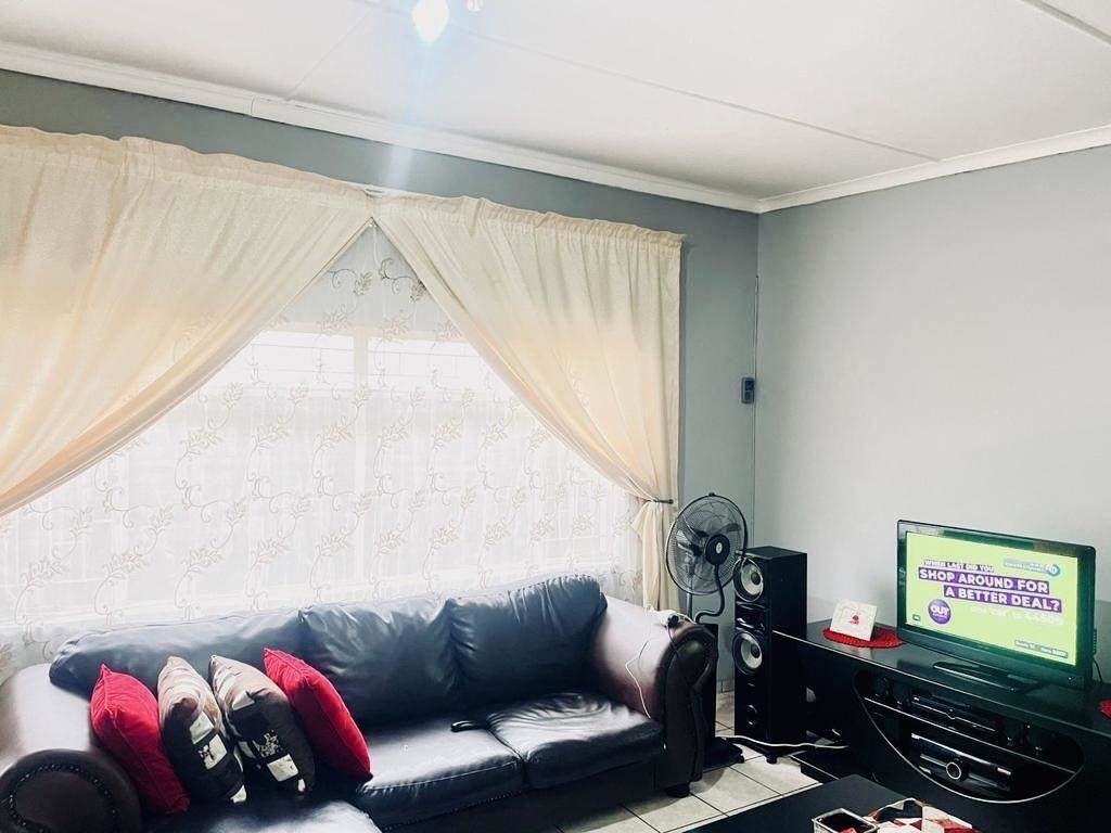2 Bed Apartment in Vryheid photo number 5