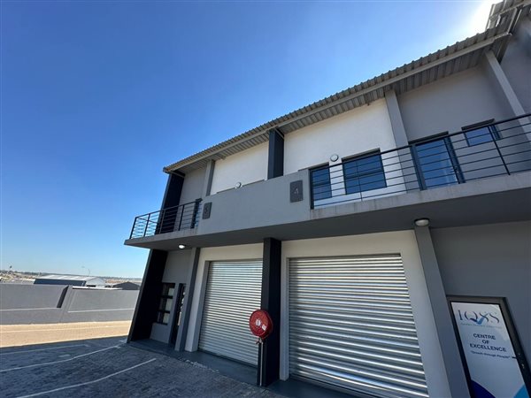 81  m² Industrial space in Clayville