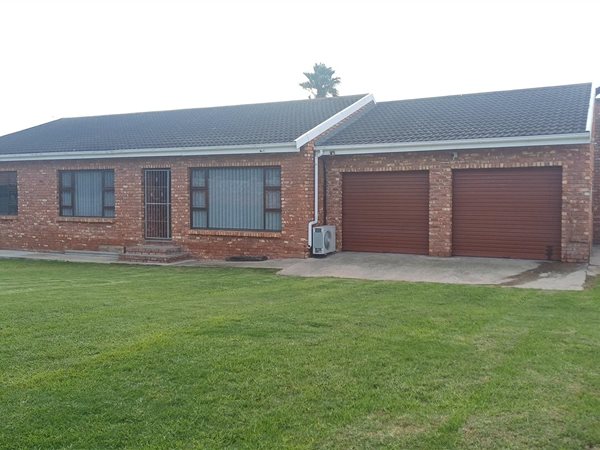 3 Bed House in Clarendon Marine