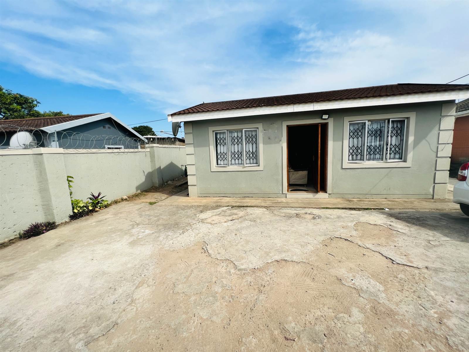 4 Bed House in KwaMashu photo number 2