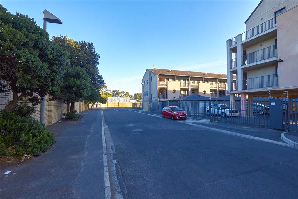 1 Bed Apartment in Parow photo number 16