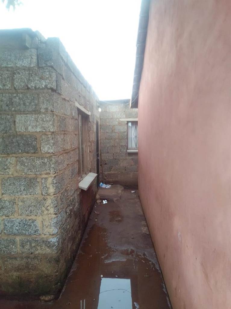 2 Bed House in Katlehong photo number 11