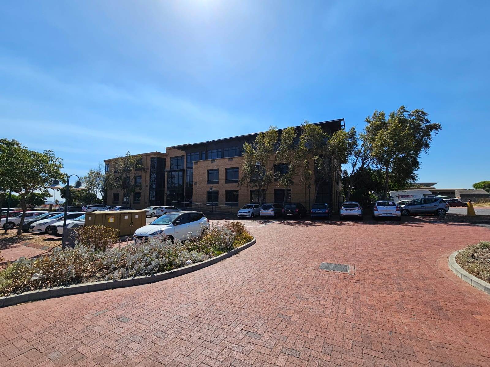 1100  m² Commercial space in Plattekloof photo number 1