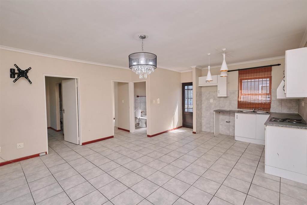 2 Bed Apartment in Durbanville Central photo number 2