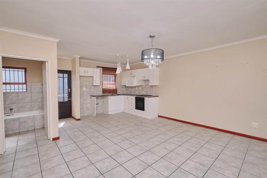 2 Bed Apartment in Durbanville Central photo number 4
