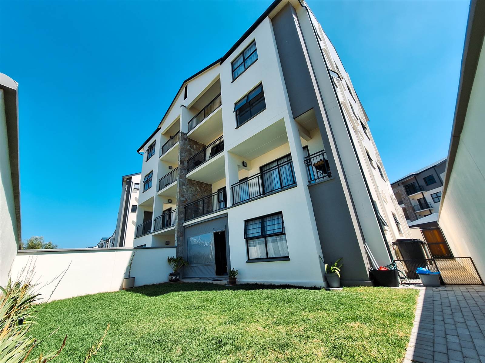 3 Bed Apartment in Somerset West Central photo number 1