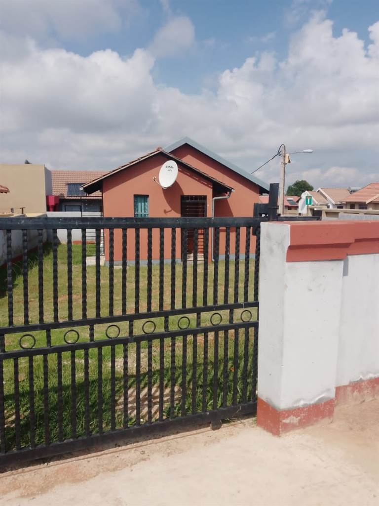 2 Bed House in Lenasia South photo number 1