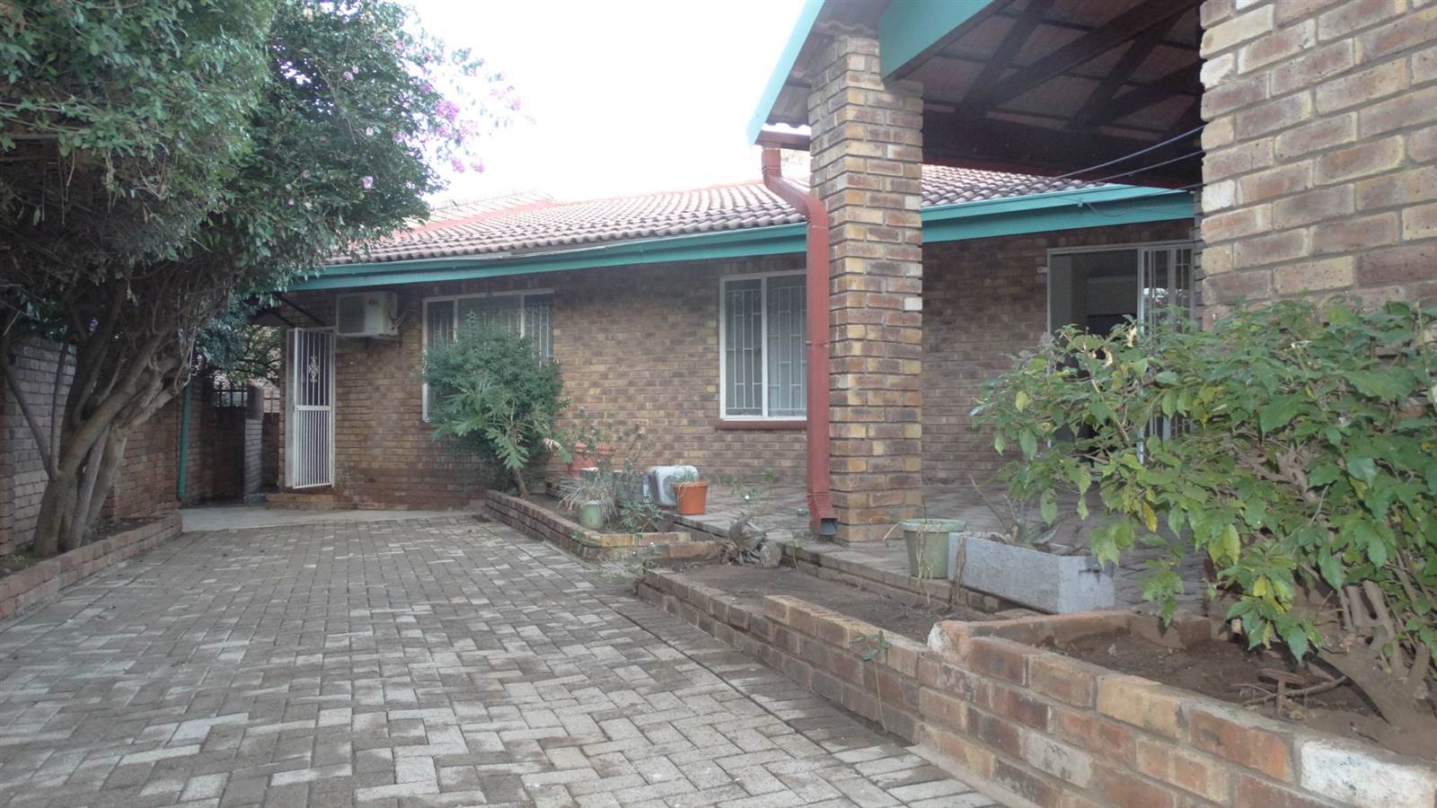 3 Bed House in Modimole (Nylstroom) photo number 2