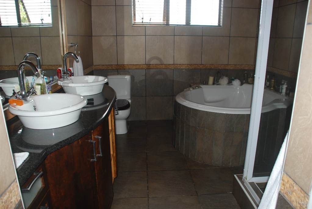 5 Bed House in Scottburgh South photo number 22