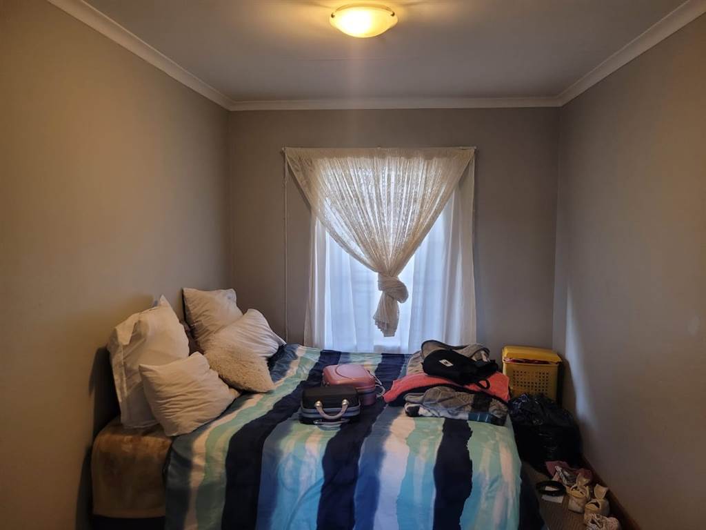 1 Bed Apartment in Hazeldean (Silverlakes Surroundings) photo number 10