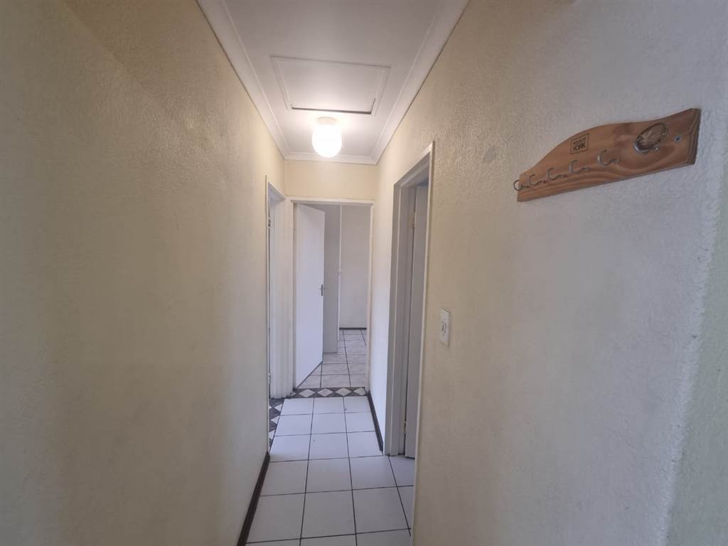 2 Bed Apartment in Krugersdorp North photo number 10
